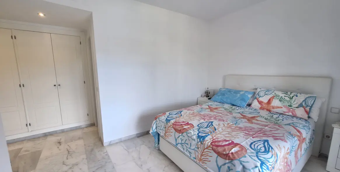 Venta de apartamento en planta media en Estepona 10