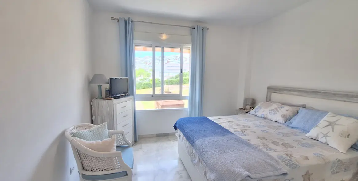 Venta de apartamento en planta media en Estepona 11