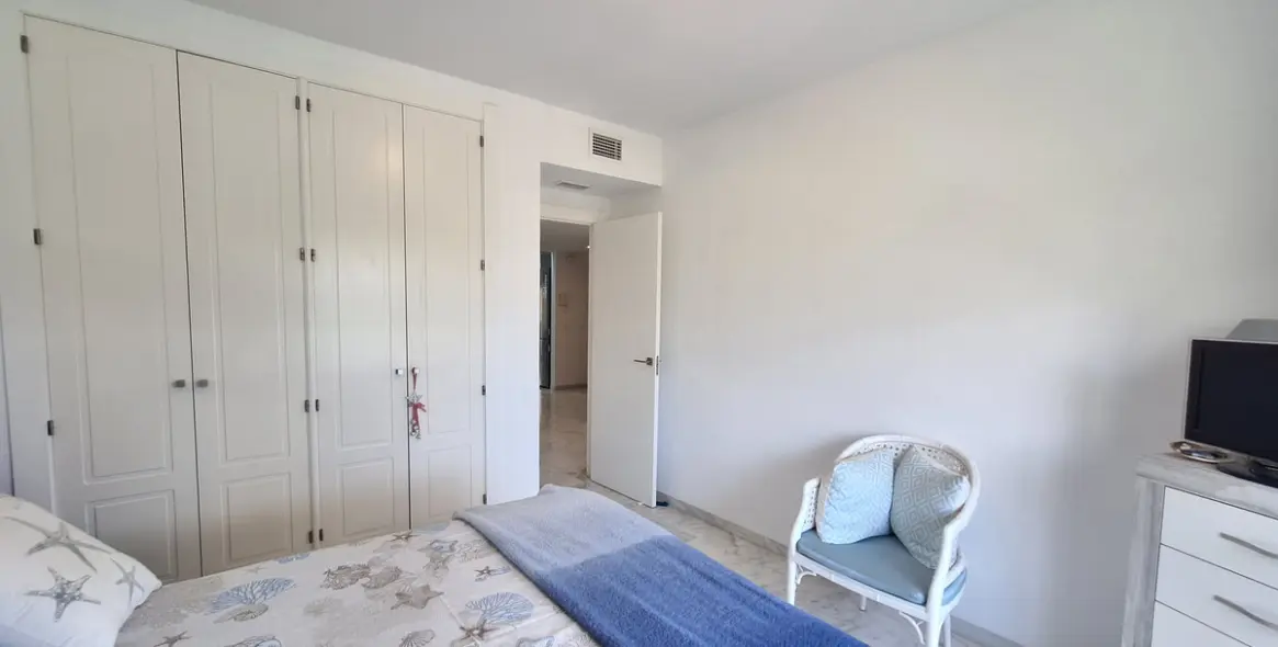 Venta de apartamento en planta media en Estepona 12
