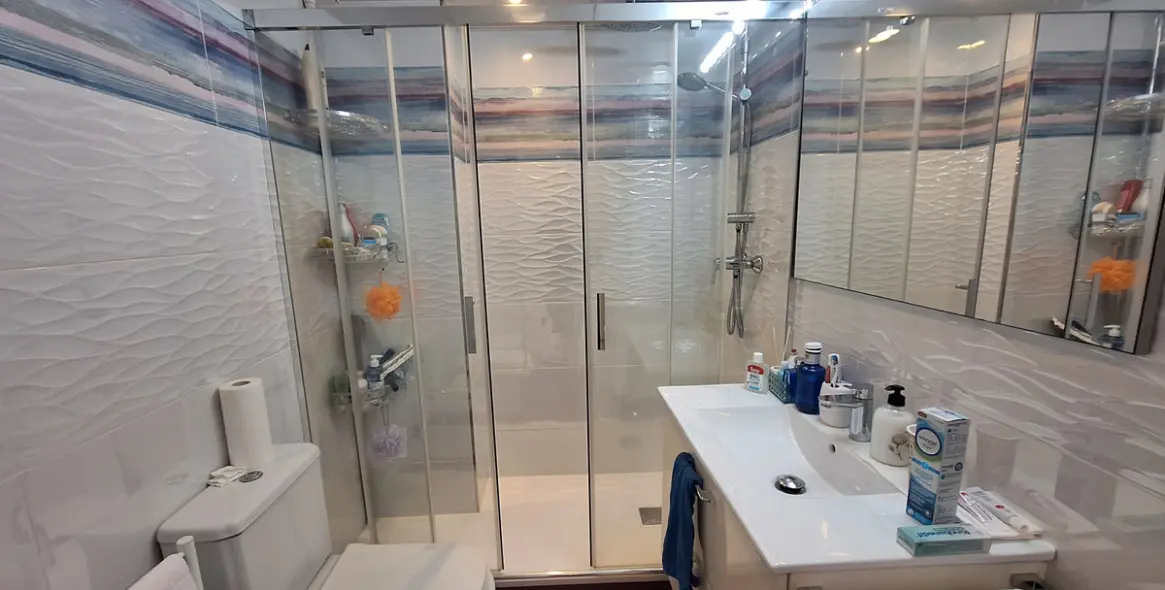 Venta de apartamento en planta media en Estepona 13