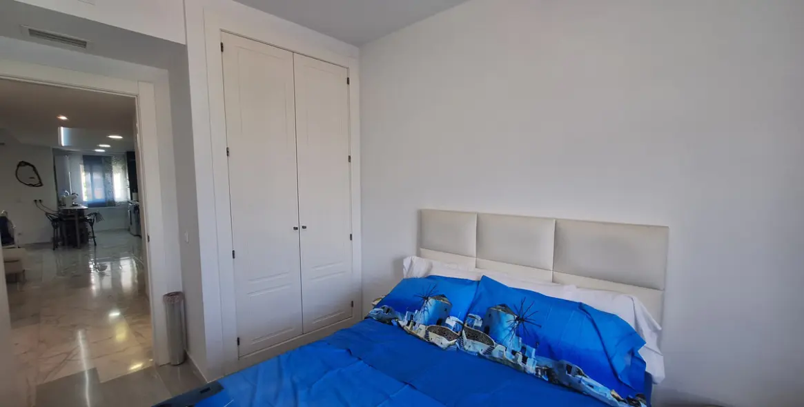 Venta de apartamento en planta media en Estepona 16