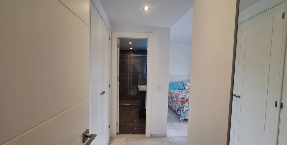 Venta de apartamento en planta media en Estepona 17
