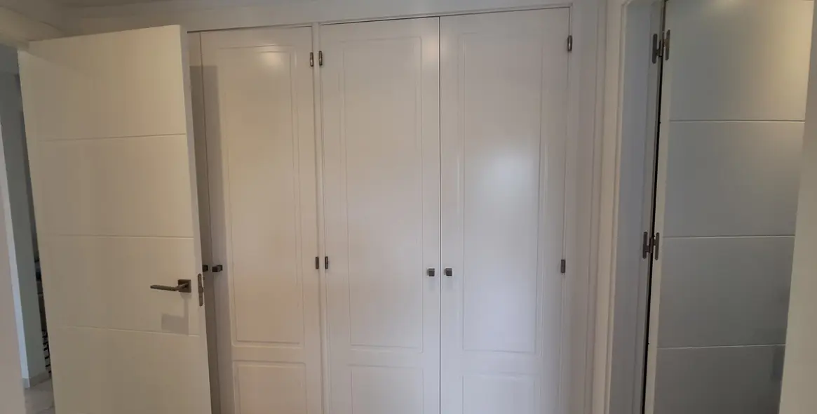 Venta de apartamento en planta media en Estepona 18