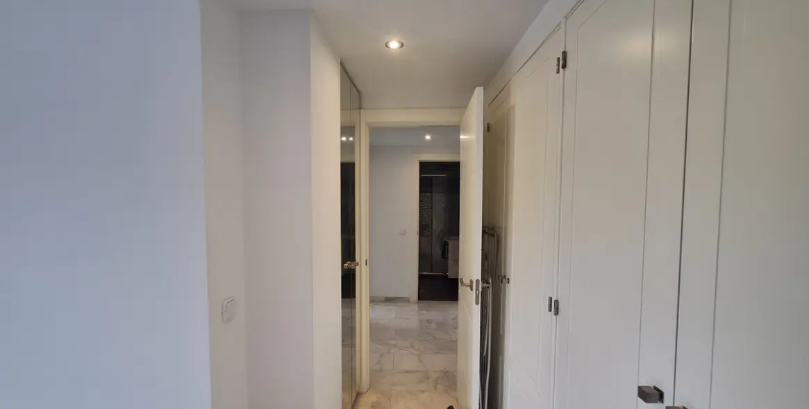 Venta de apartamento en planta media en Estepona 19