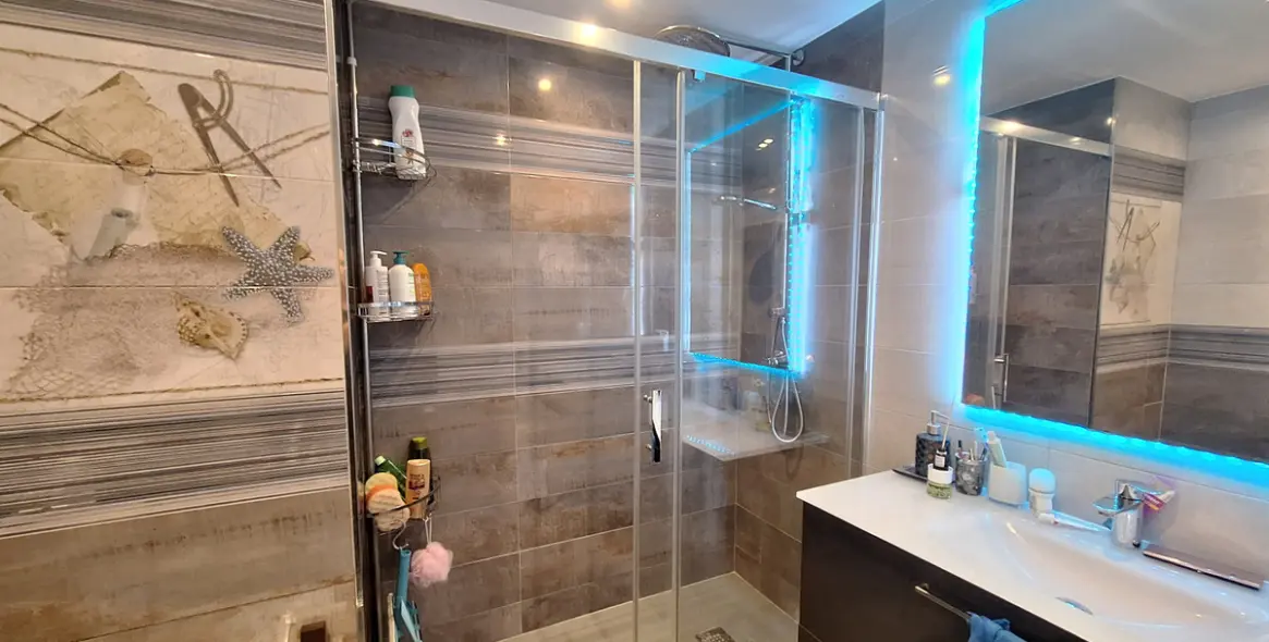 Venta de apartamento en planta media en Estepona 20