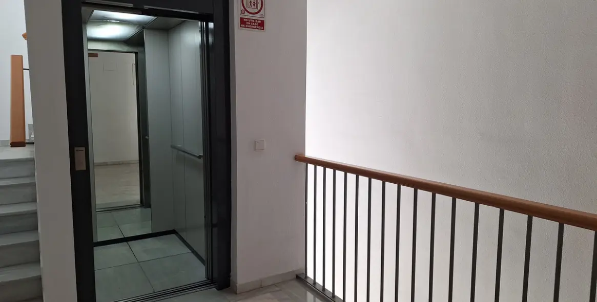 Venta de apartamento en planta media en Estepona 24