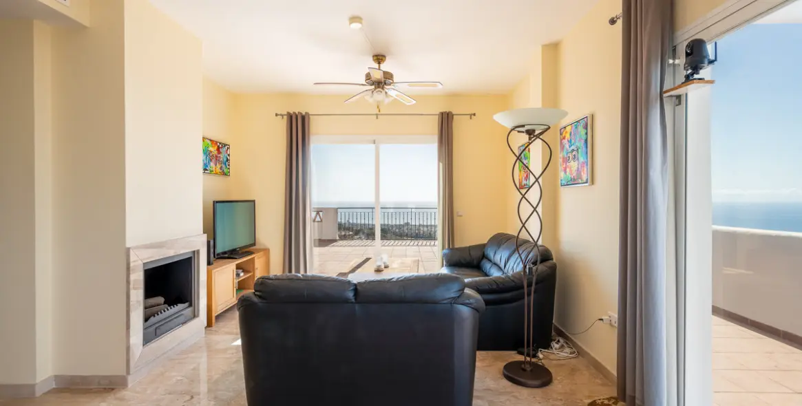 Sale of penthouse in Calahonda 2