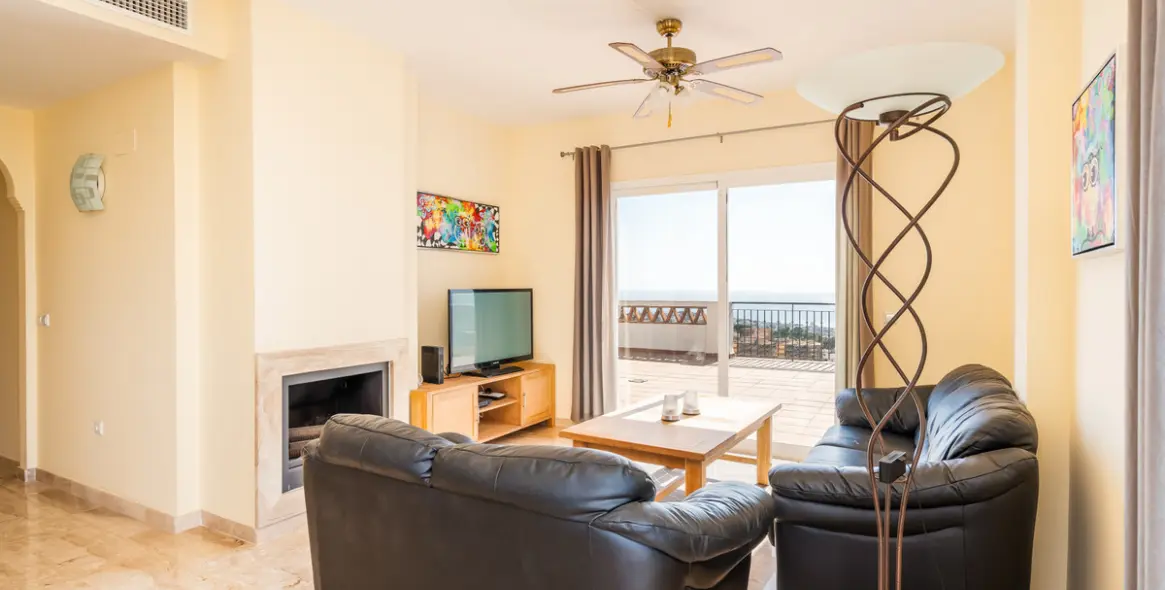Sale of penthouse in Calahonda 3