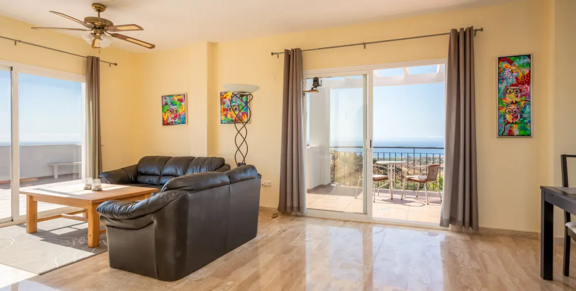 Sale of penthouse in Calahonda 4