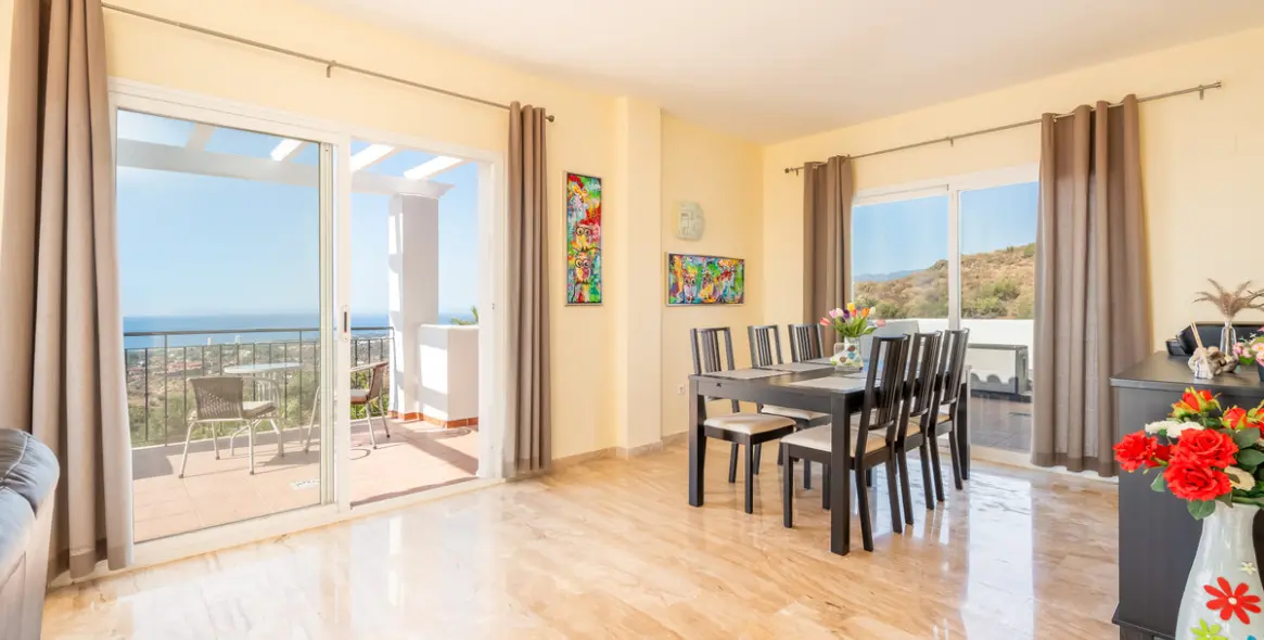 Sale of penthouse in Calahonda 5