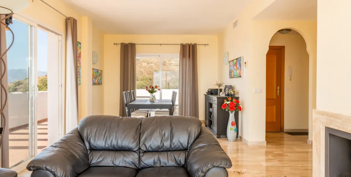 Sale of penthouse in Calahonda 6