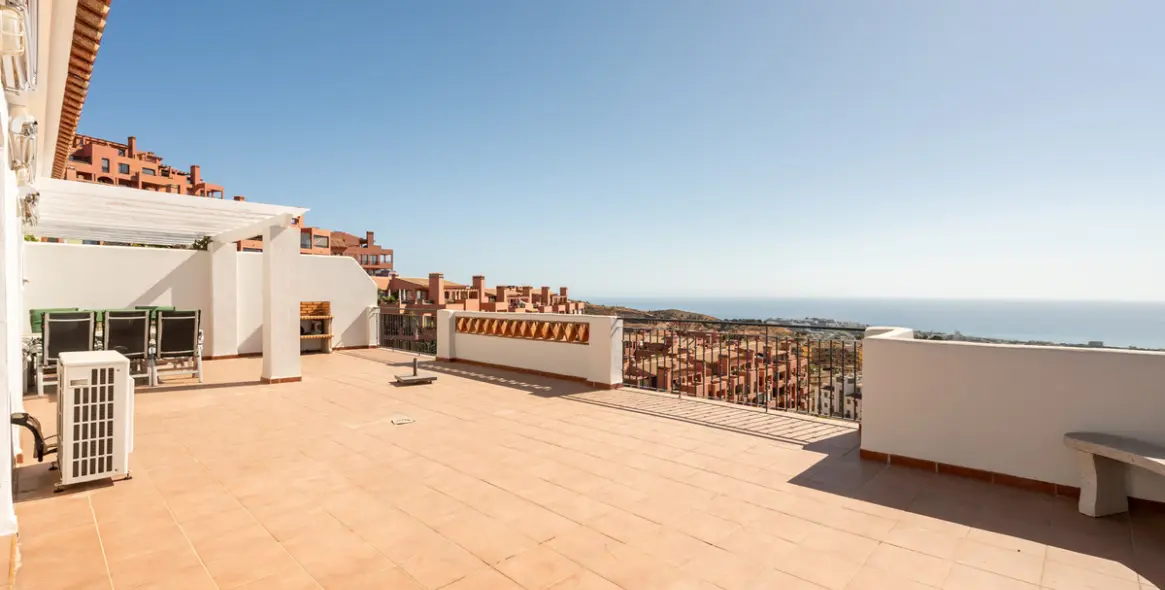 Sale of penthouse in Calahonda 10