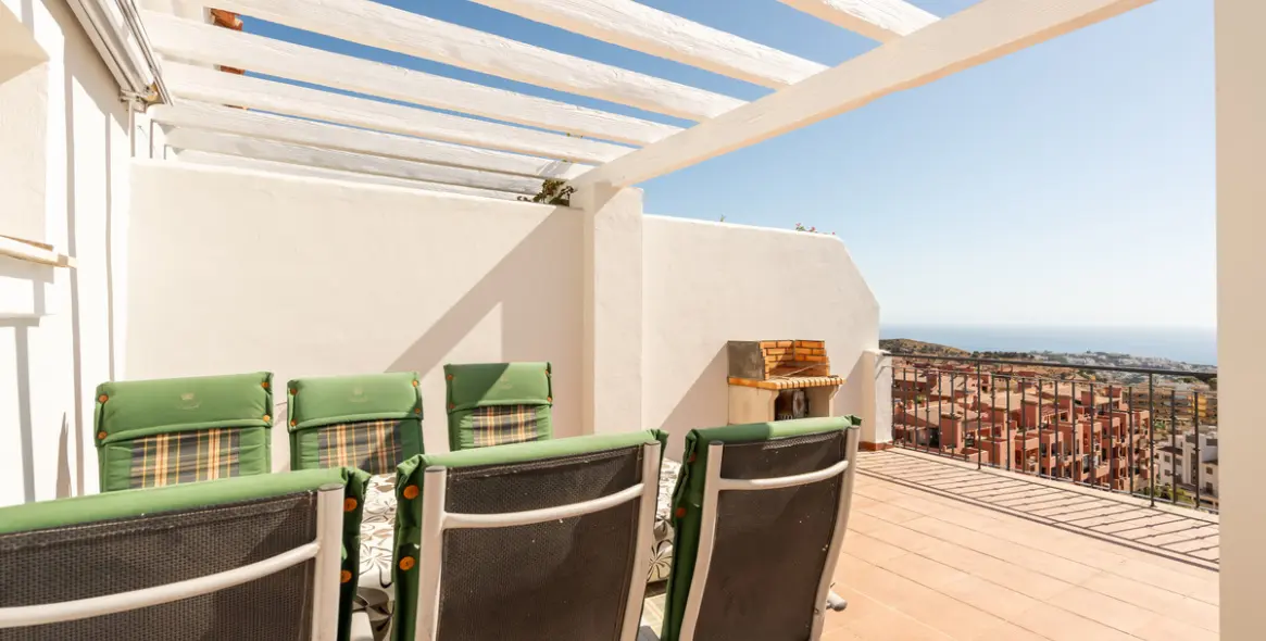 Sale of penthouse in Calahonda 11