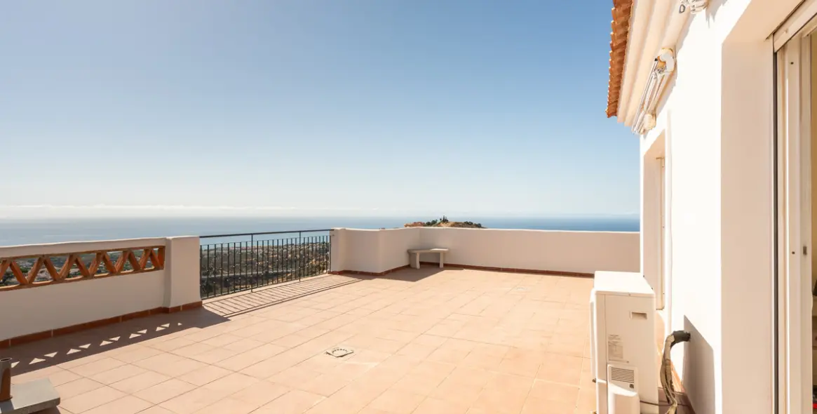 Sale of penthouse in Calahonda 12