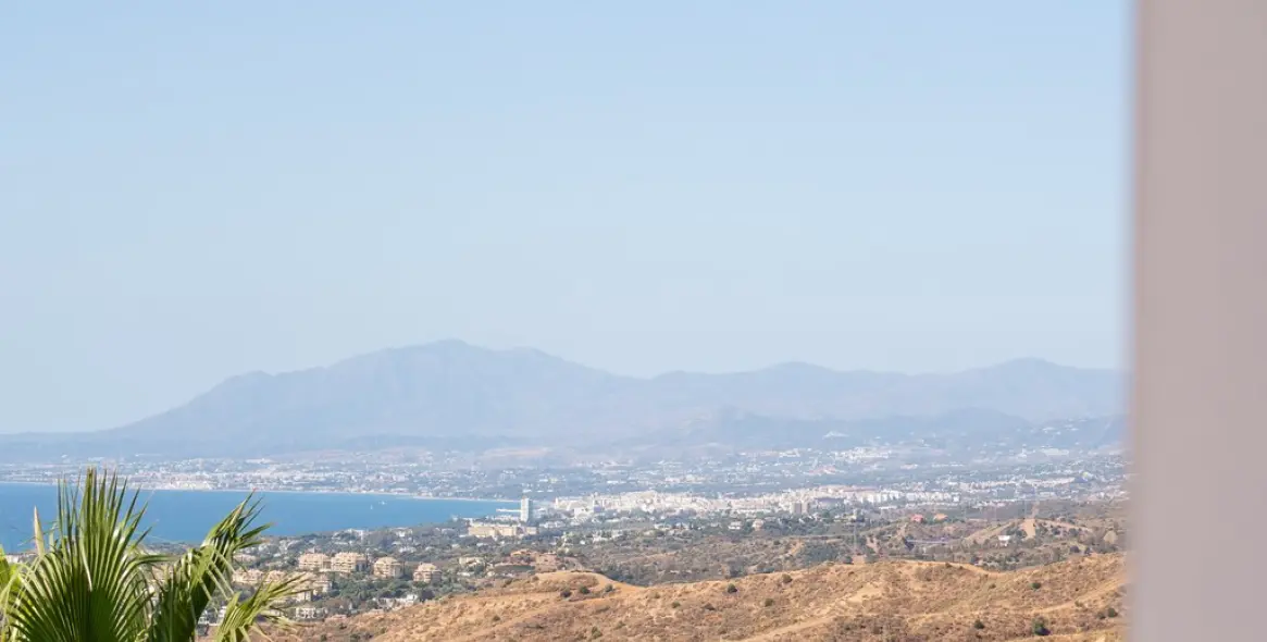 Sale of penthouse in Calahonda 14