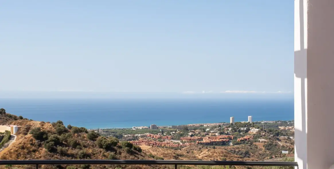 Sale of penthouse in Calahonda 15