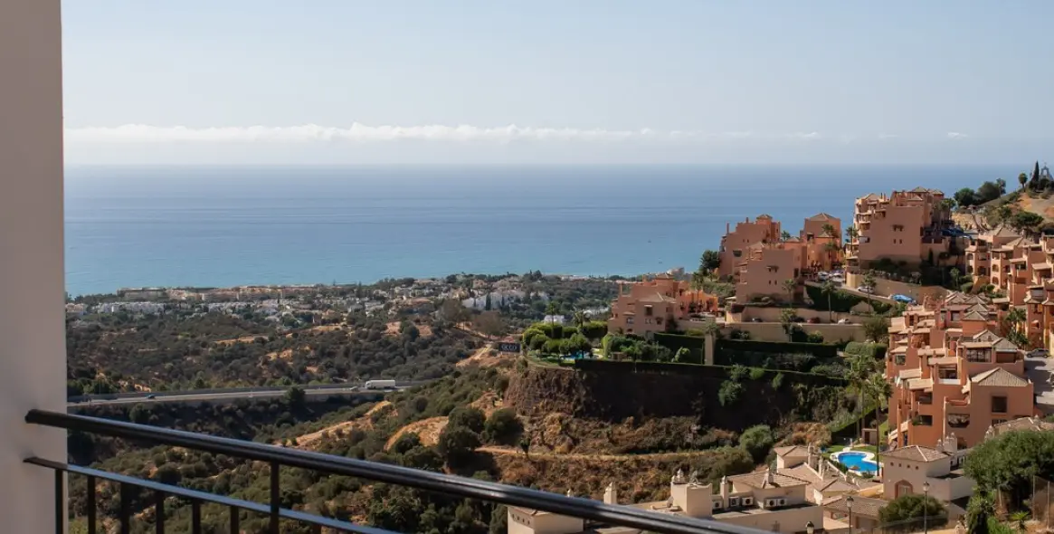 Sale of penthouse in Calahonda 18