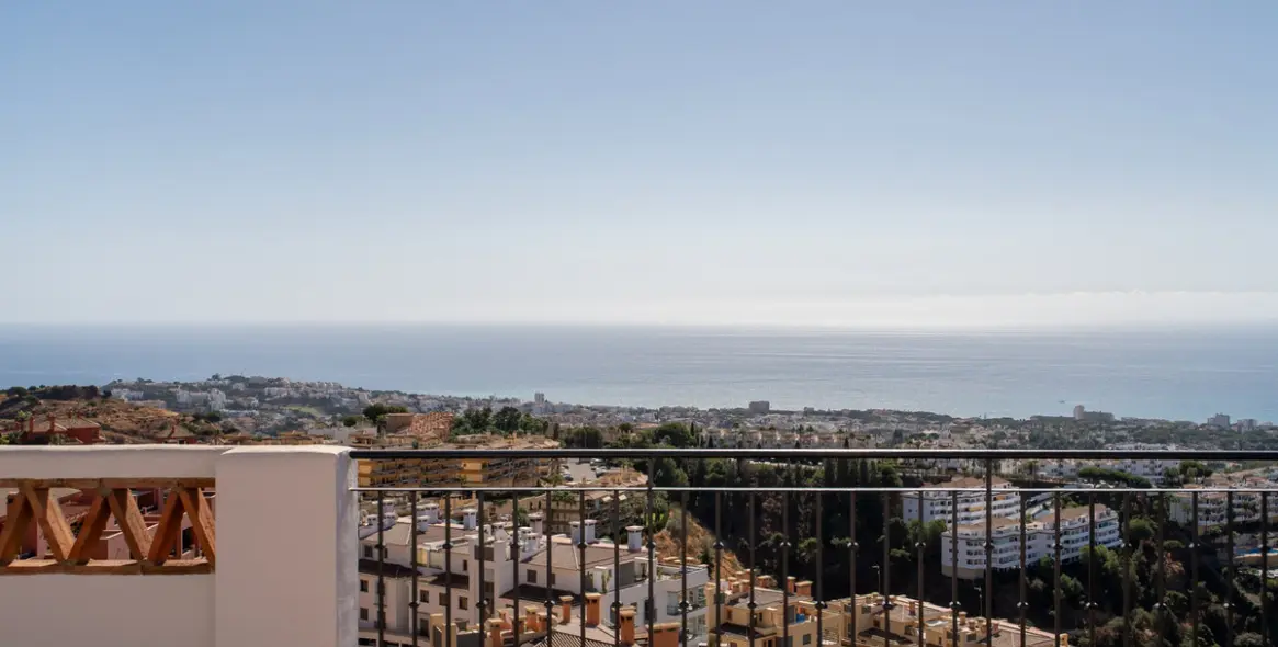Sale of penthouse in Calahonda 19