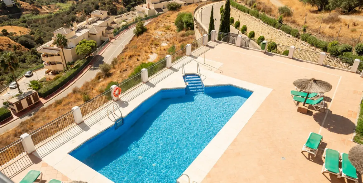 Sale of penthouse in Calahonda 26
