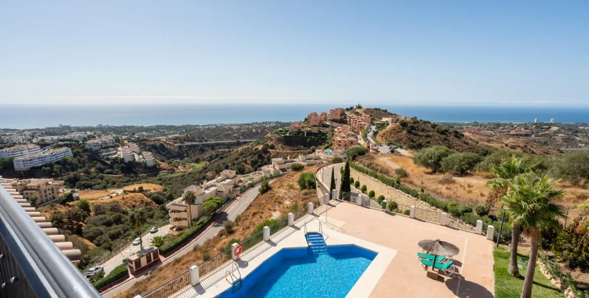 Sale of penthouse in Calahonda 27