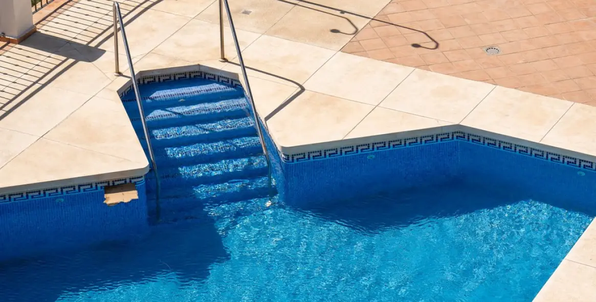 Sale of penthouse in Calahonda 29