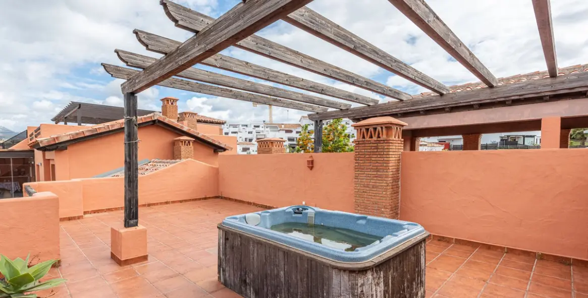Продажа двухуровневого пентхауса в Casares 10