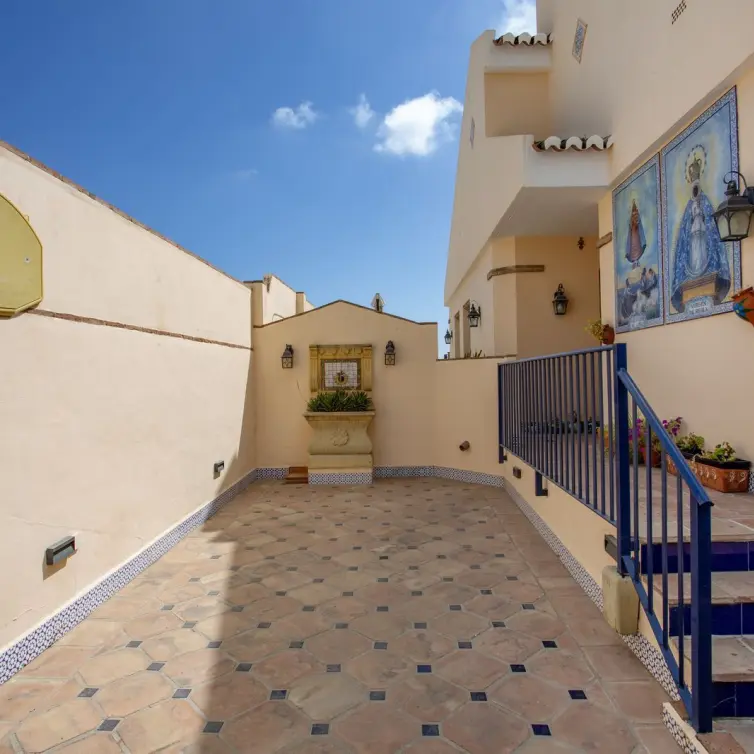 Продажа дома на две семьи в Benalmadena