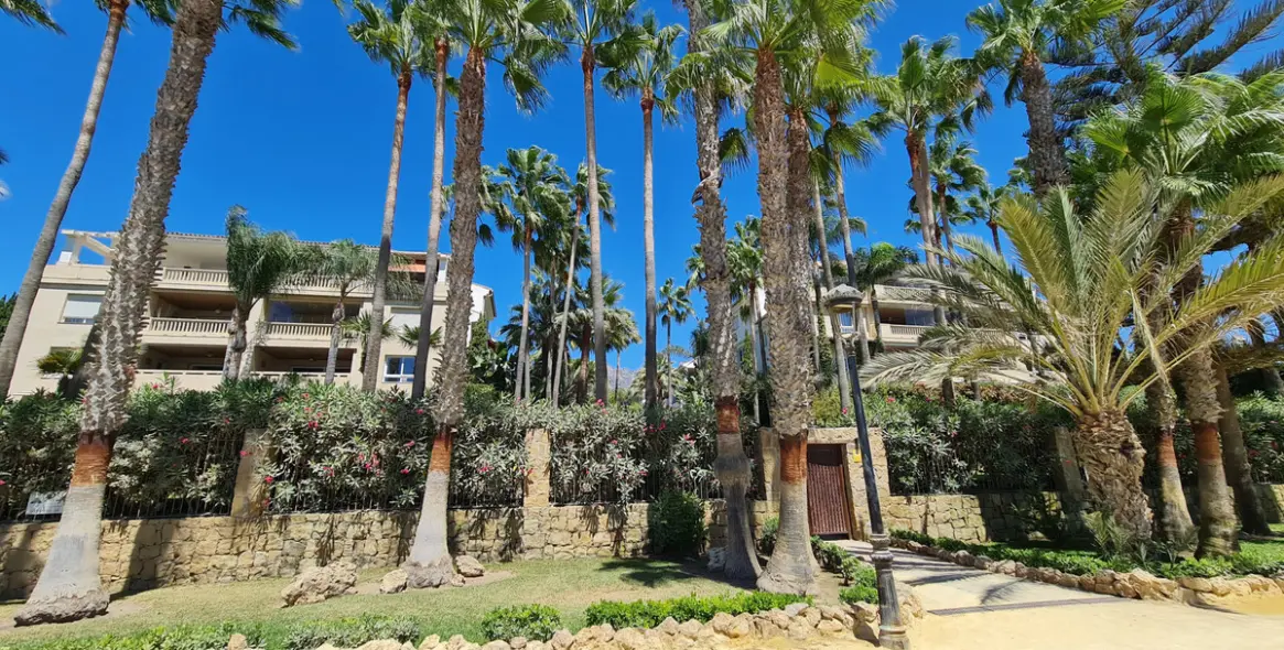 Venta de apartamento en planta media en The Golden Mile 1