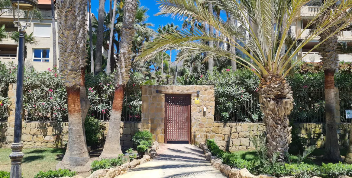 Venta de apartamento en planta media en The Golden Mile 2