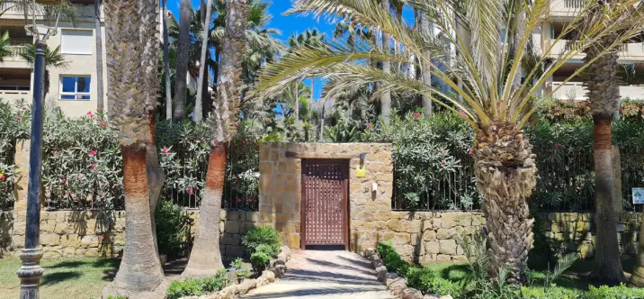 Venta de apartamento en planta media en The Golden Mile 1