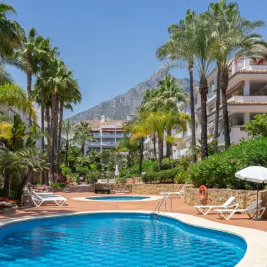 Venta de apartamento en planta media en The Golden Mile
