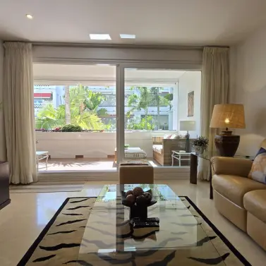 Venta de apartamento en planta media en The Golden Mile