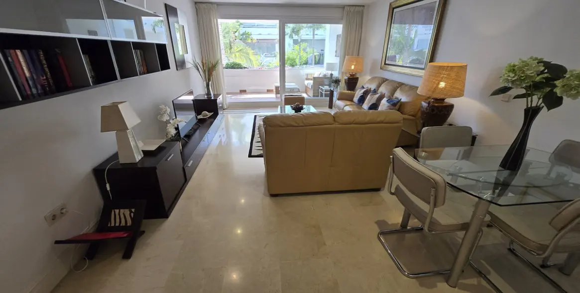 Venta de apartamento en planta media en The Golden Mile 7