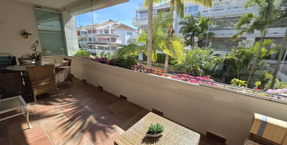 Venta de apartamento en planta media en The Golden Mile 8