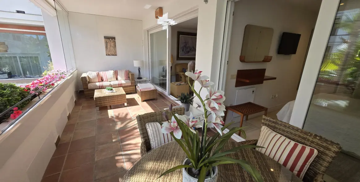 Venta de apartamento en planta media en The Golden Mile 9