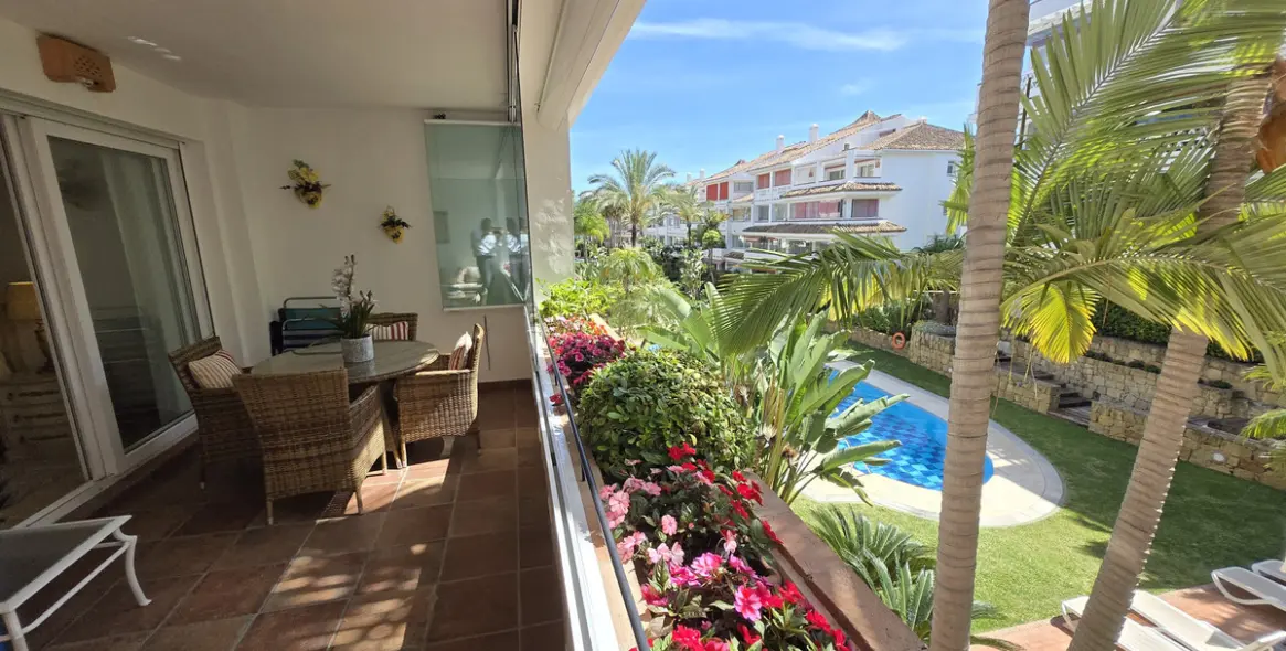 Venta de apartamento en planta media en The Golden Mile 11