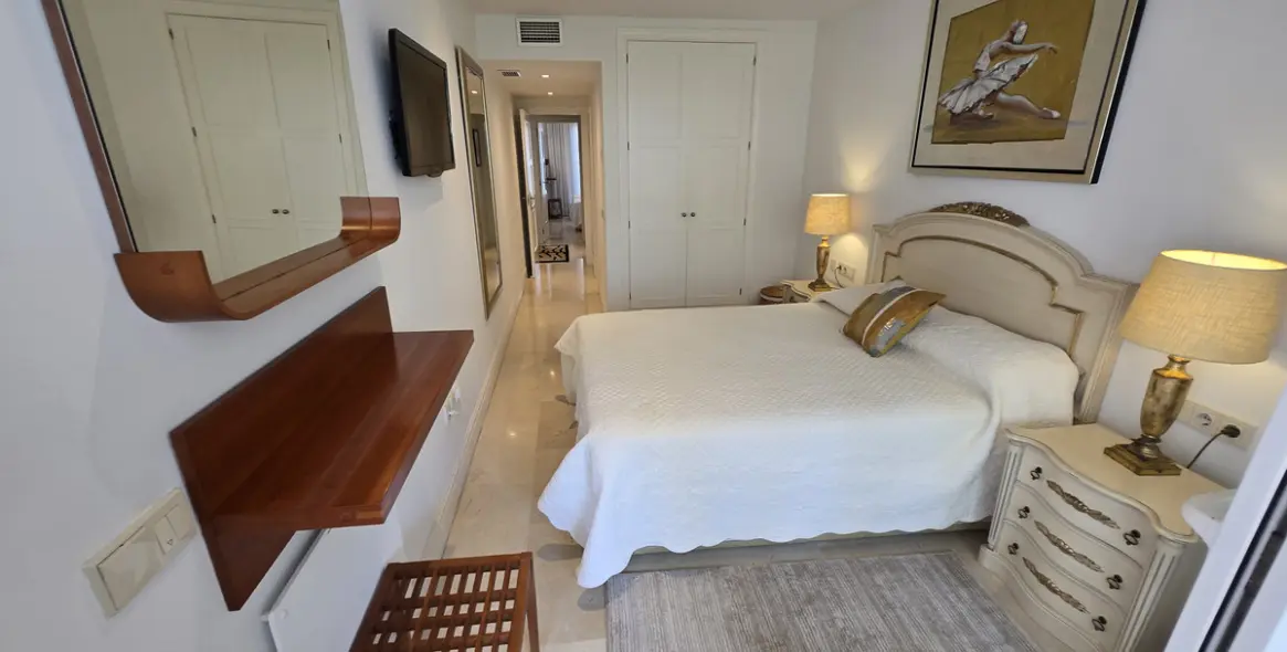 Venta de apartamento en planta media en The Golden Mile 12