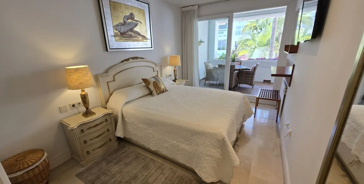 Venta de apartamento en planta media en The Golden Mile 13