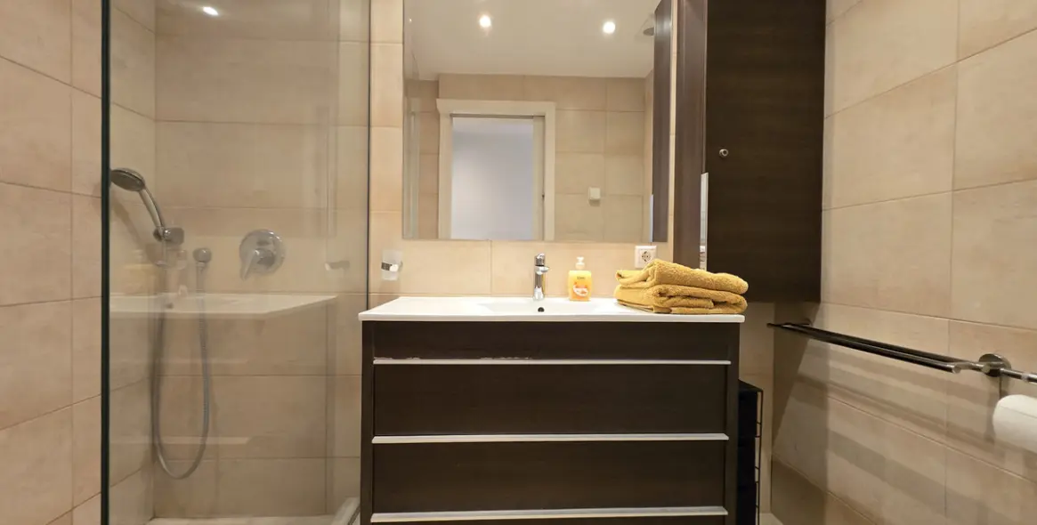 Venta de apartamento en planta media en The Golden Mile 14