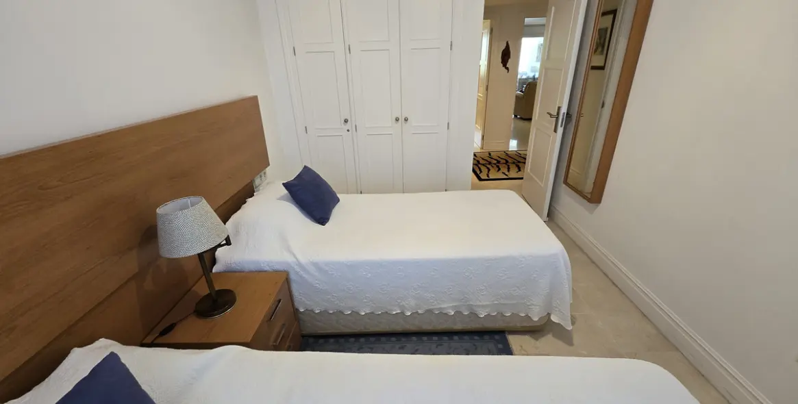 Venta de apartamento en planta media en The Golden Mile 16