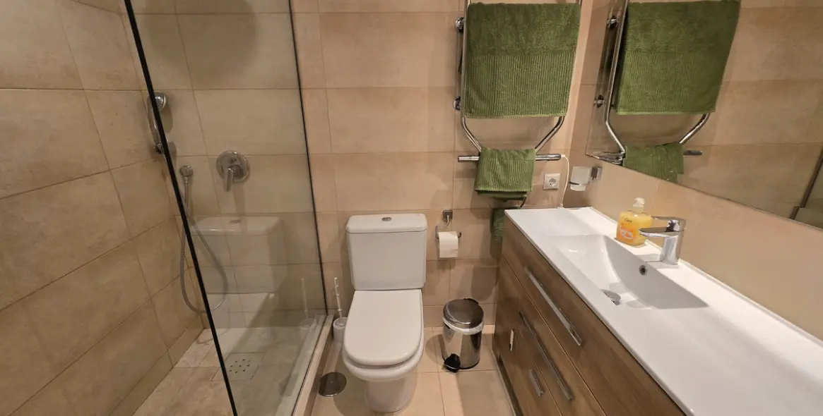 Venta de apartamento en planta media en The Golden Mile 17