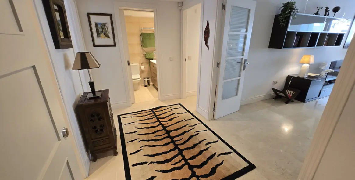 Venta de apartamento en planta media en The Golden Mile 18