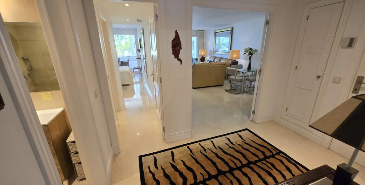 Venta de apartamento en planta media en The Golden Mile 19