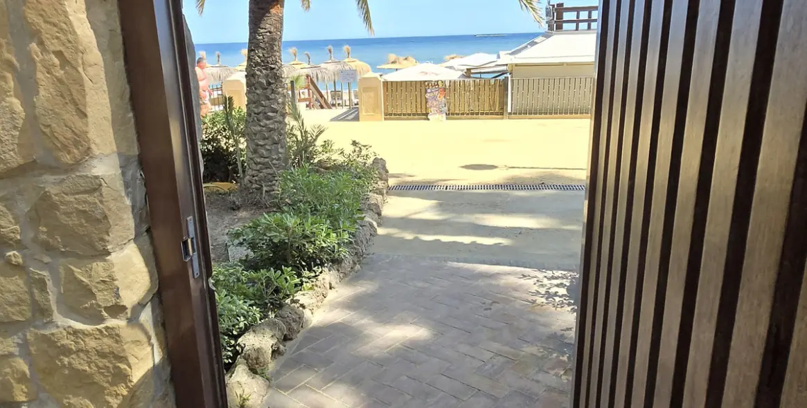 Venta de apartamento en planta media en The Golden Mile 23