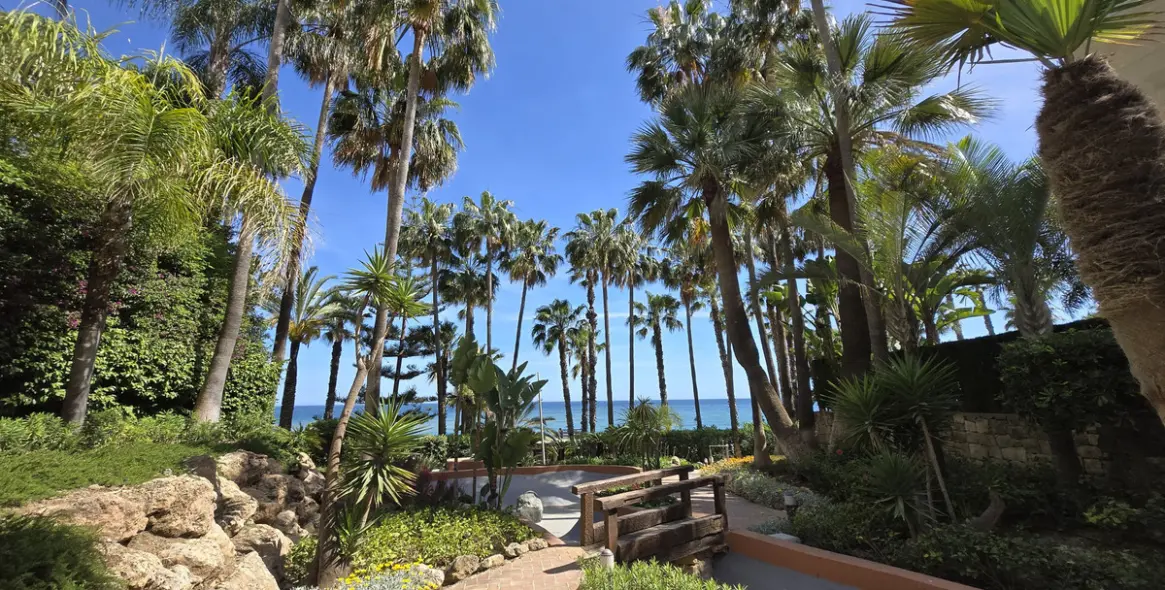 Venta de apartamento en planta media en The Golden Mile 26
