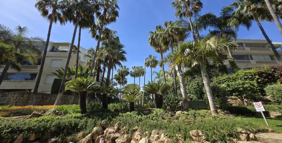 Venta de apartamento en planta media en The Golden Mile 27