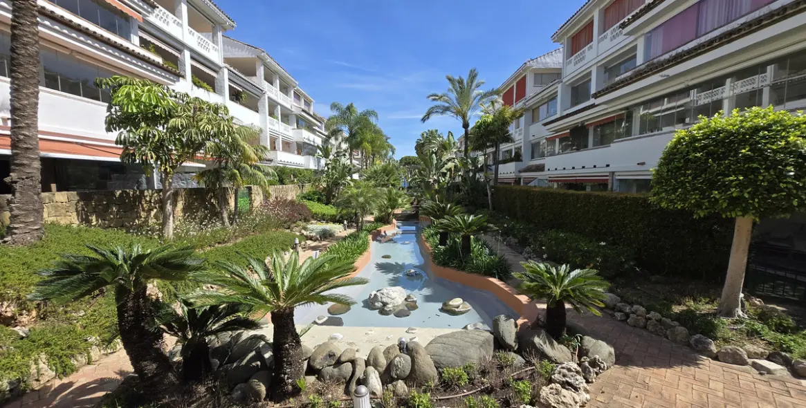 Venta de apartamento en planta media en The Golden Mile 28