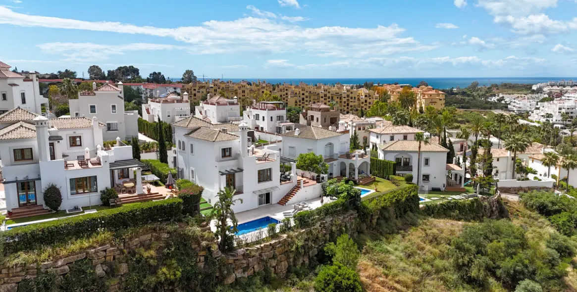 Продажа  отдельно стоящей виллы в Estepona 11