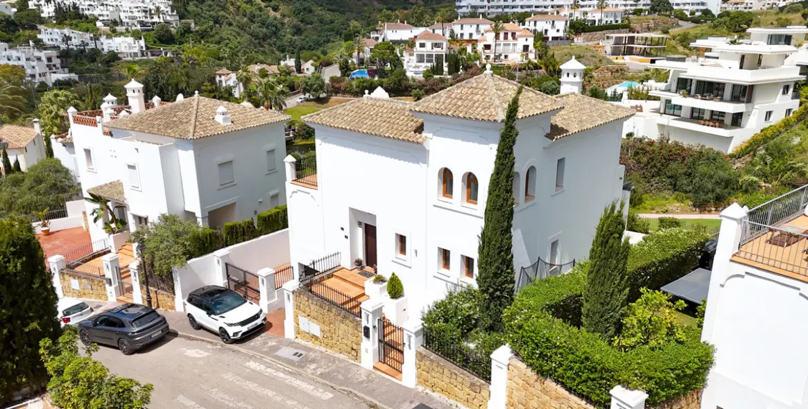 Продажа  отдельно стоящей виллы в Estepona 35