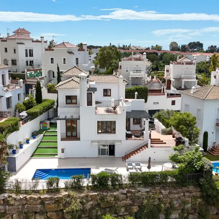 Продажа  отдельно стоящей виллы в Estepona